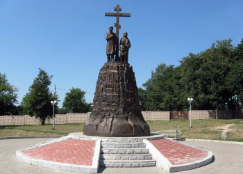 Памятник основателям города Клинцы – фотографии России