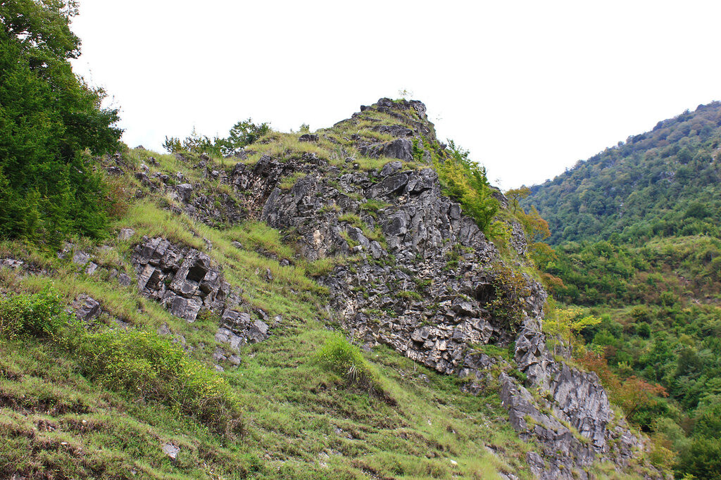 Каменистые холмы. Ткуарчал. Абхазия – фотографии Абхазии