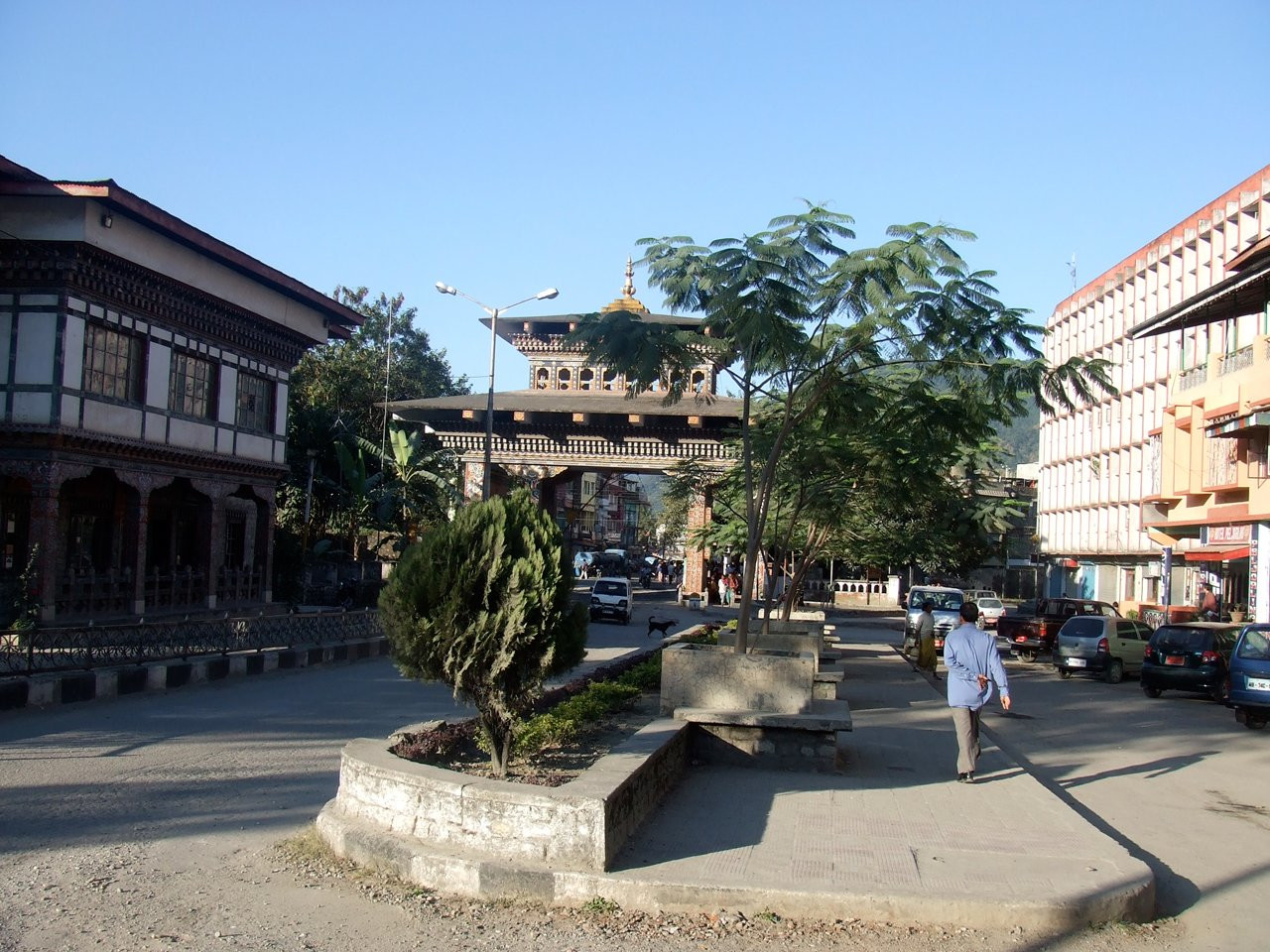 Ворота, отделяющие Бутан от Индии (граница) – фотографии Бутана