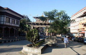 Ворота, отделяющие Бутан от Индии (граница) – фотографии Бутана