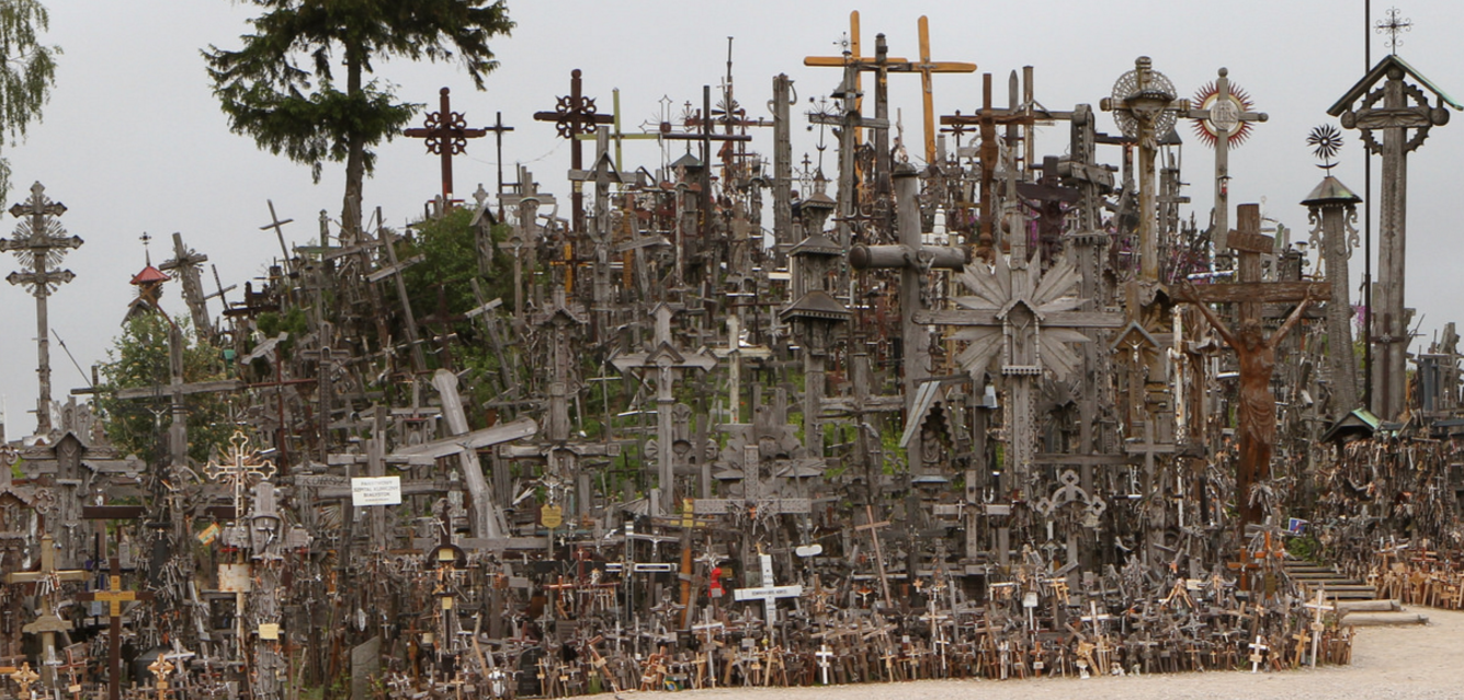 Теперь территория Горы Крестов имеет финансовую поддержку со стороны муниципалитета города Шяуляй – фотографии Литвы