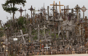 Теперь территория Горы Крестов имеет финансовую поддержку со стороны муниципалитета города Шяуляй – фотографии Литвы