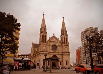 Площадь Тирадентис с Кафедральным Собором в Куритибе – фотографии Бразилии