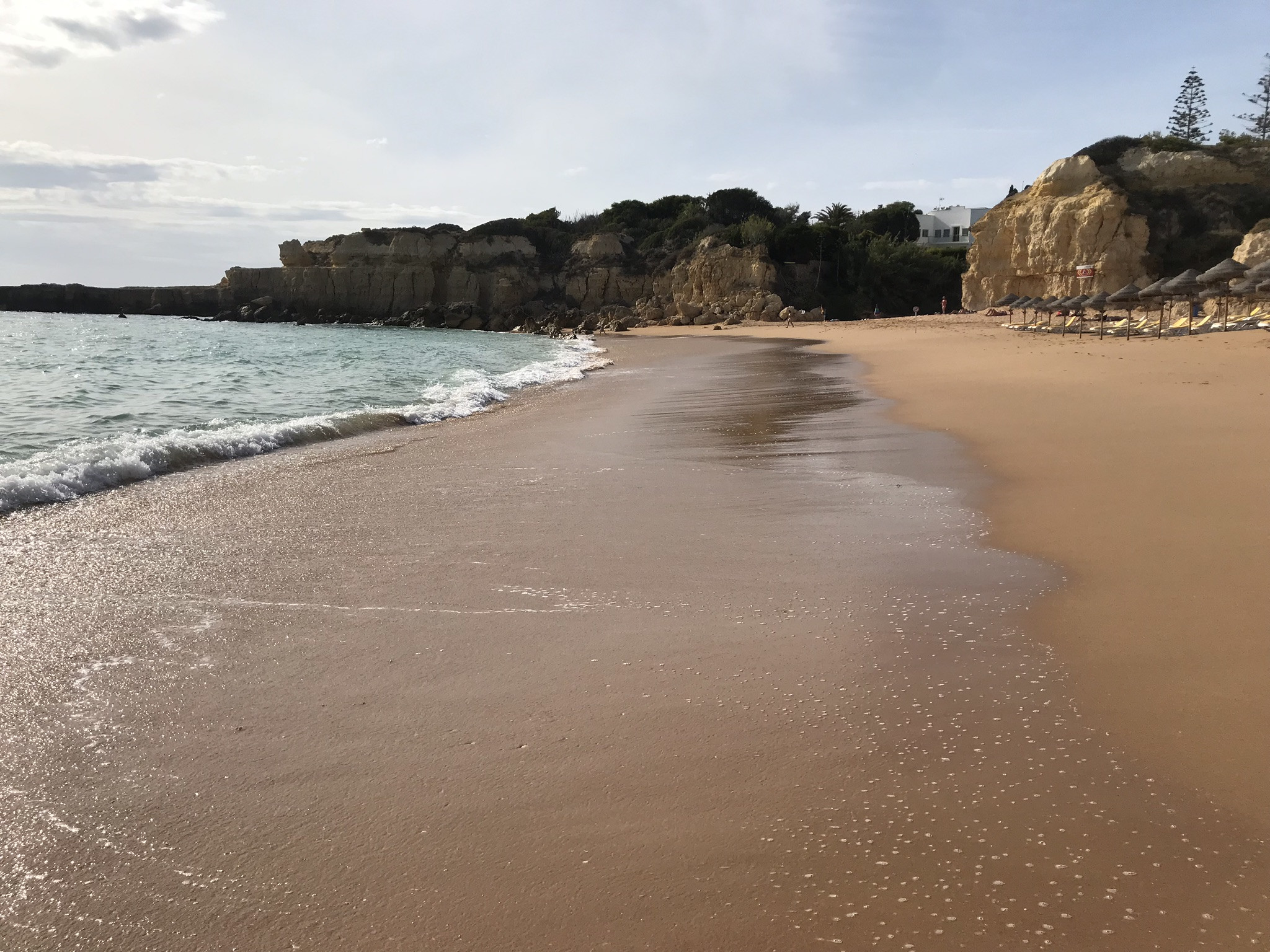Пляж Praia do Castelo в 7,5 км от Албуфейры – фотографии Португалии