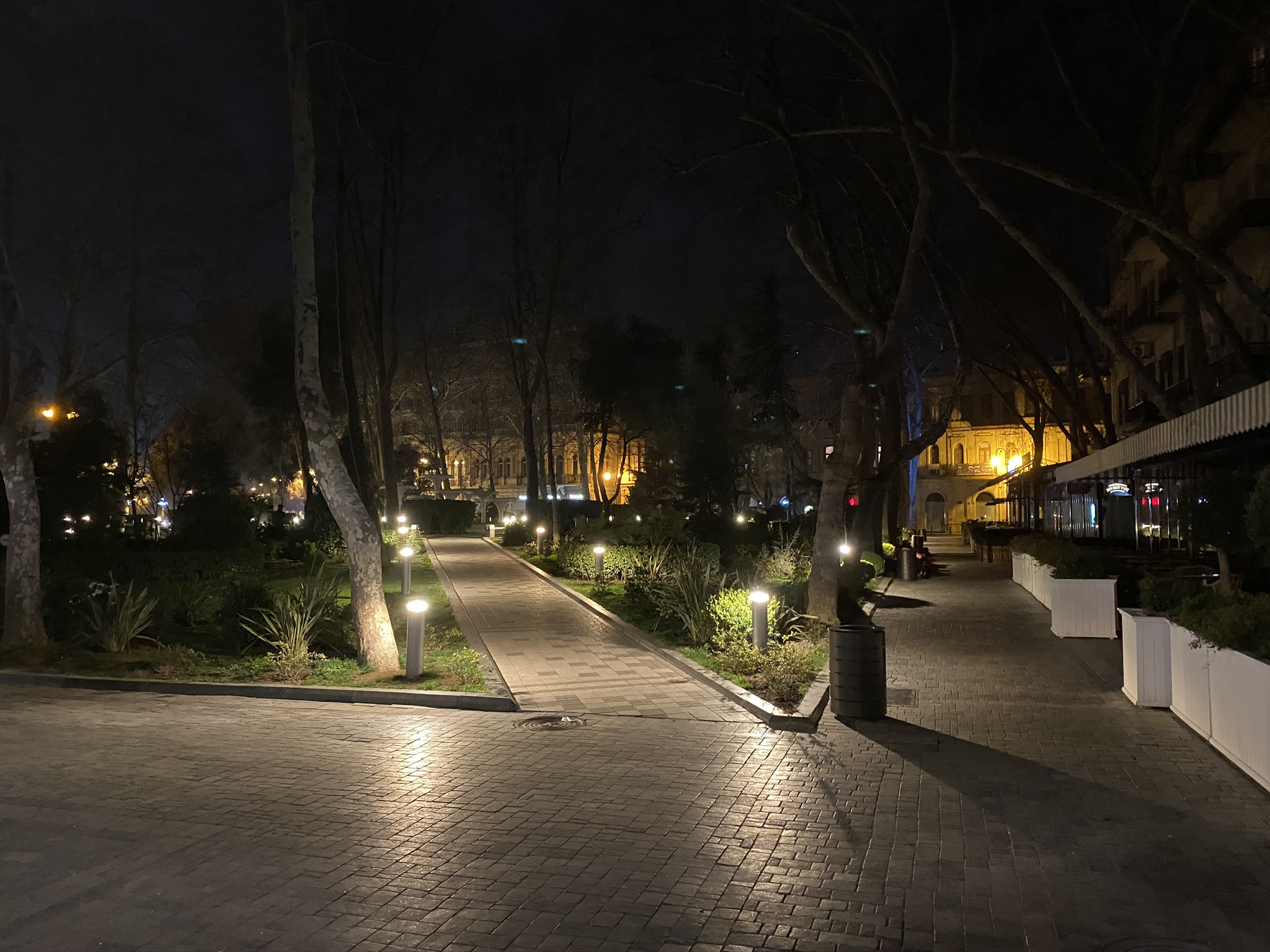 Ночной Баку в центре возле фонтана "Белые лилии" – фотографии Азербайджана