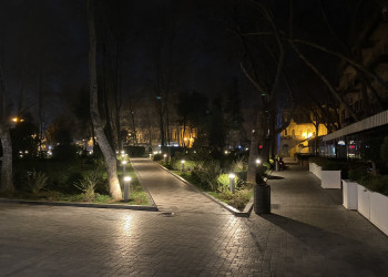 Ночной Баку в центре возле фонтана "Белые лилии" – фотографии Азербайджана