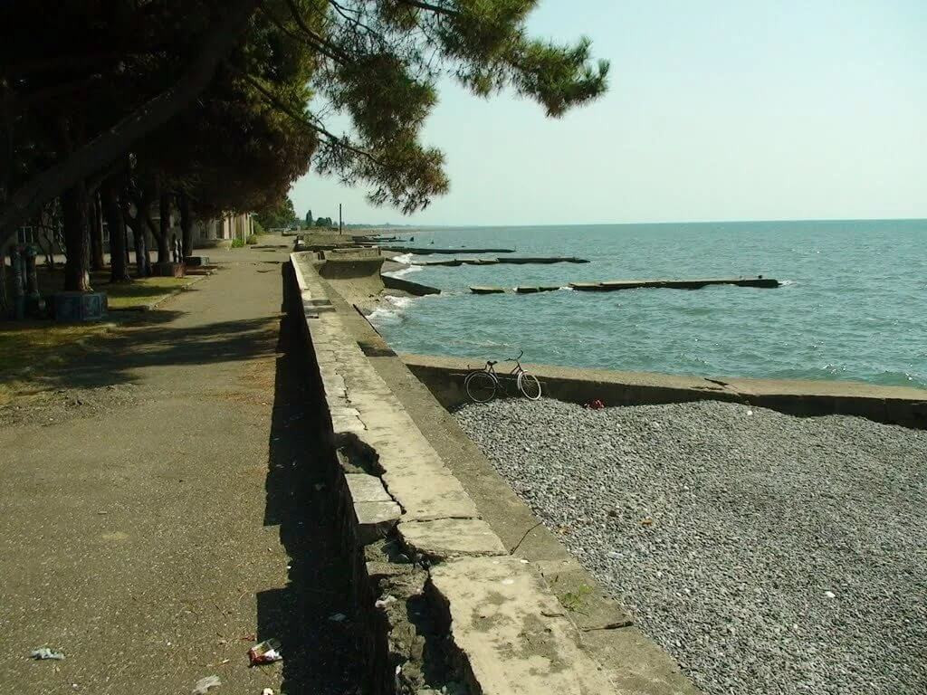 Набережная с деревьями. Очамчыра – фотографии Абхазии