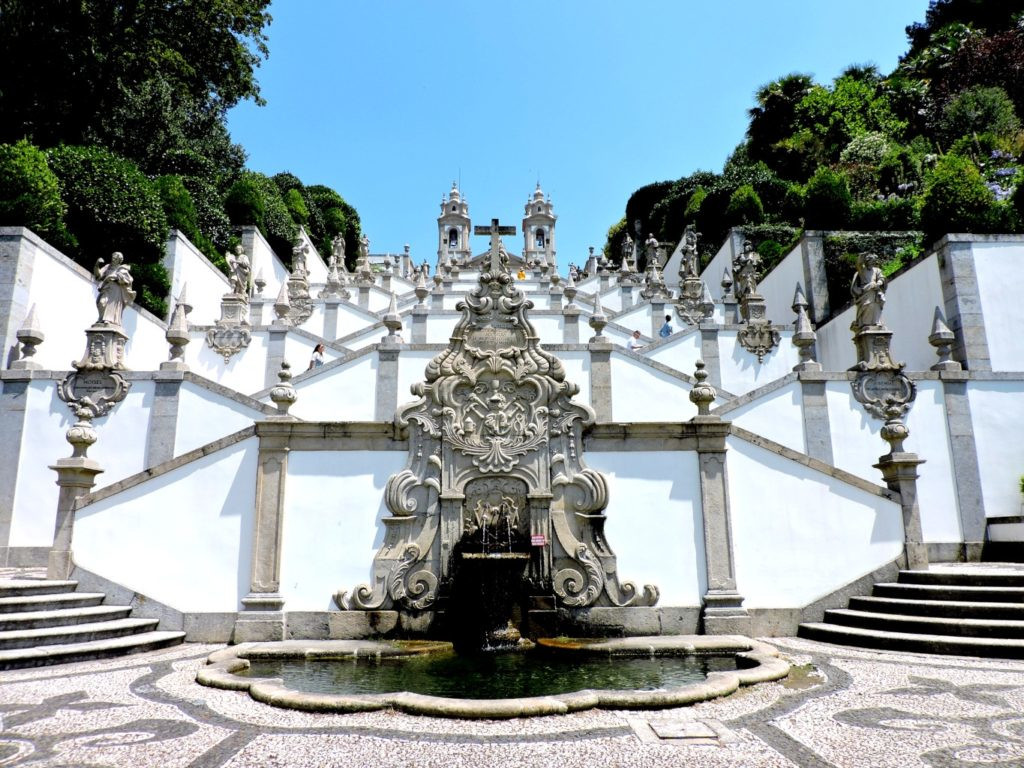 Каждый из фонтанов на лестничном пролёте Бон-Жезуш представляет 5 органов чувств – фотографии Португалии