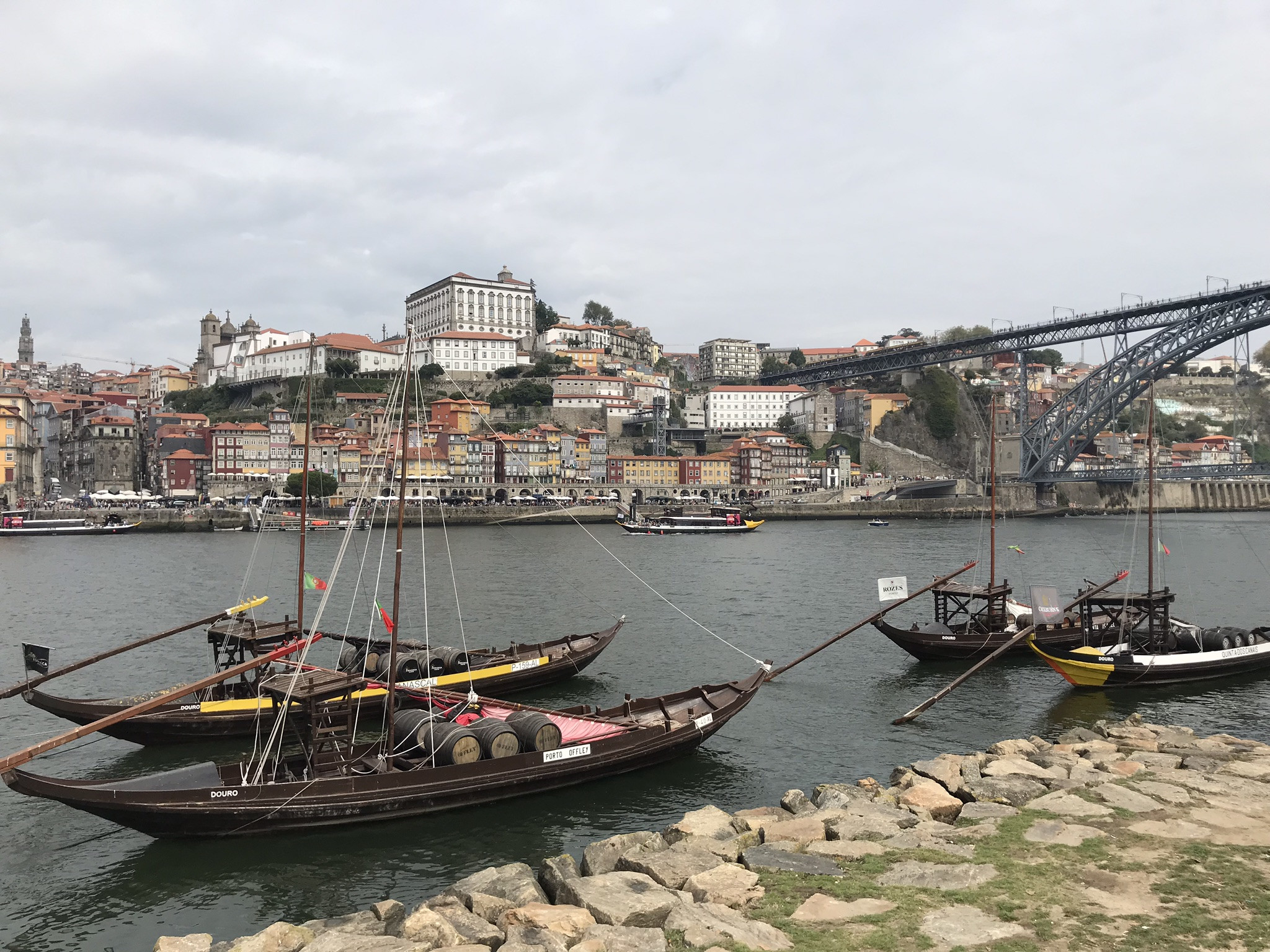 Набережная реки Дуэро с видом на мост Понти-ди-Дон-Луиш I, Порту – фотографии Португалии