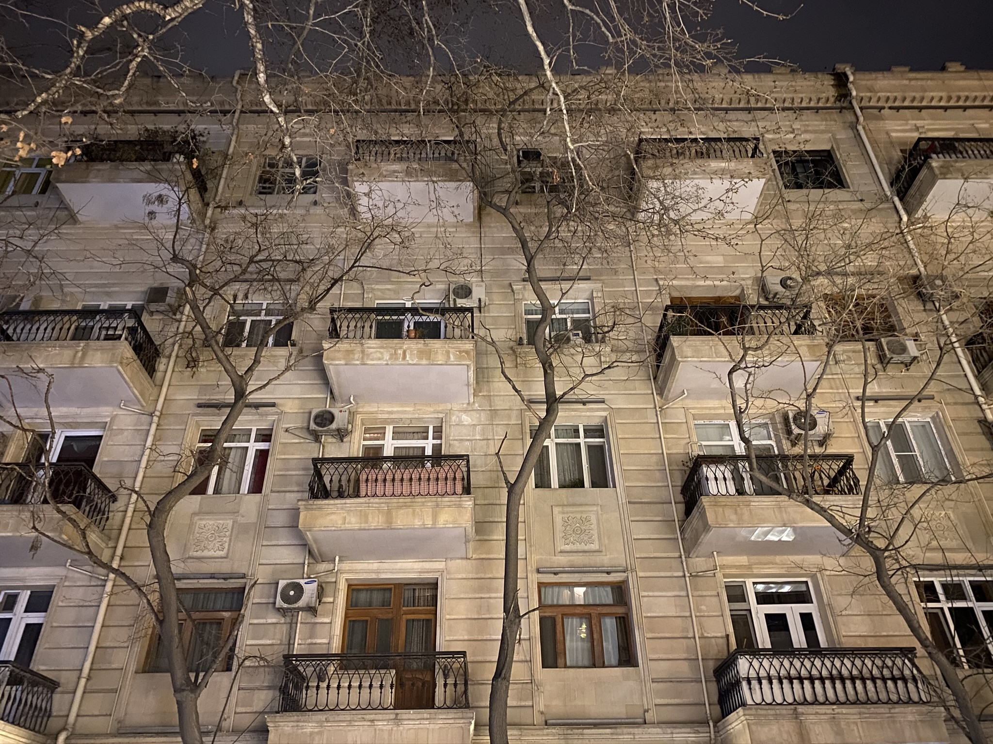 Старые здания в Баку, ночью – фотографии Азербайджана