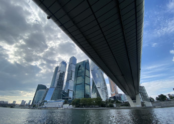 Вид на Москва-сити с воды из-под пешеходного моста – фотографии России