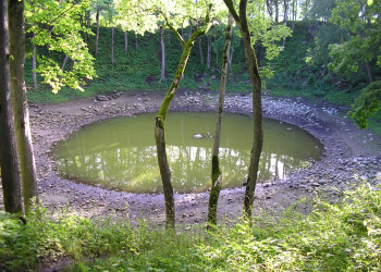 Метеоритный кратер Кали (Kaali kraater) на острове Сааремаа. Фото – фотографии Эстонии