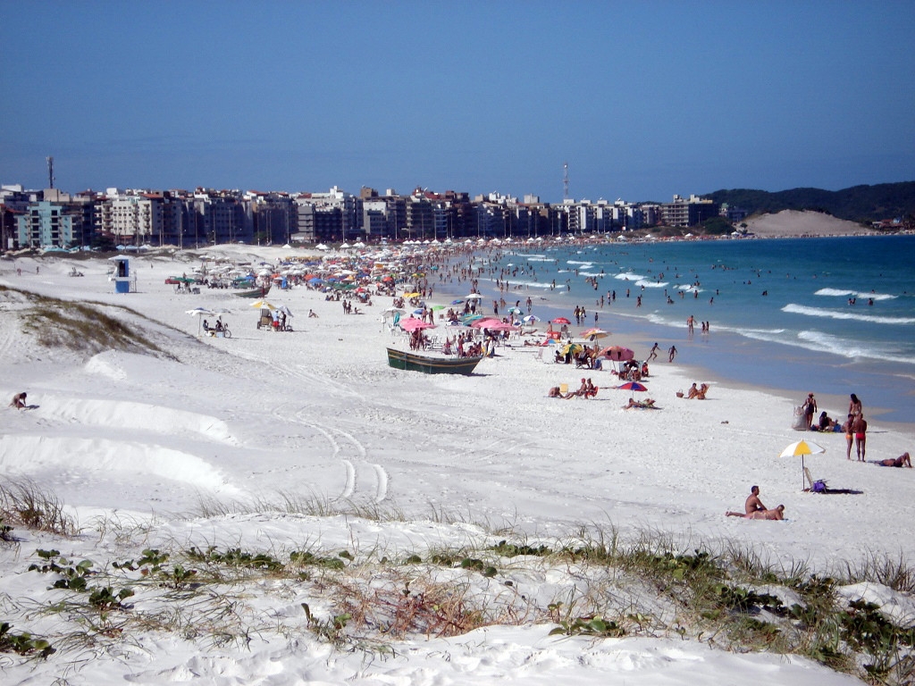 Пляж с белым песком в Прайя-ду-Форте (Praia do Forte), Кабу-Фриу, Бразилия – фотографии Бразилии