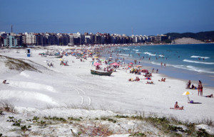 Пляж с белым песком в Прайя-ду-Форте (Praia do Forte), Кабу-Фриу, Бразилия – фотографии Бразилии