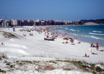 Пляж с белым песком в Прайя-ду-Форте (Praia do Forte), Кабу-Фриу, Бразилия – фотографии Бразилии