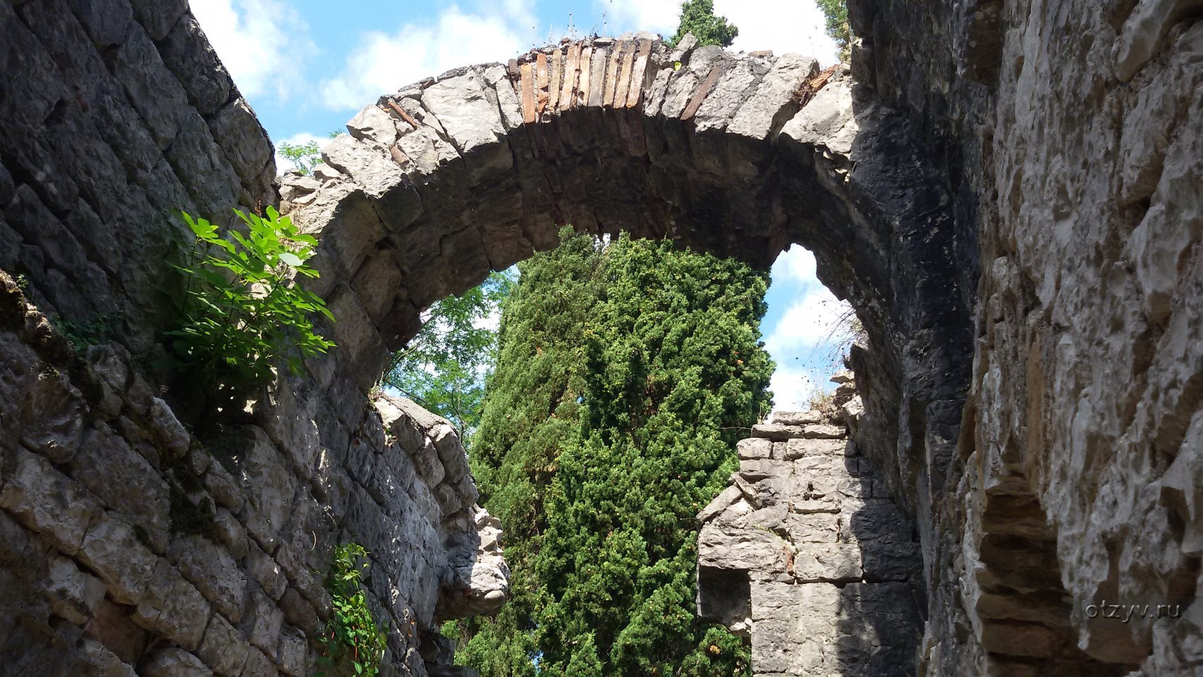 Арка в развалинах. Цандрыпш. Абхазия – фотографии Абхазии