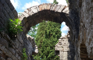 Арка в развалинах. Цандрыпш. Абхазия – фотографии Абхазии