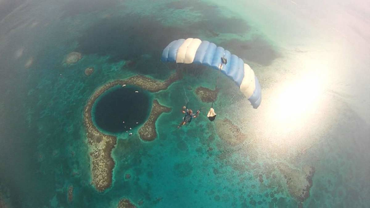 Сверху Большая голубая дыра похожа на драгоценный сапфир – фотографии Белиза