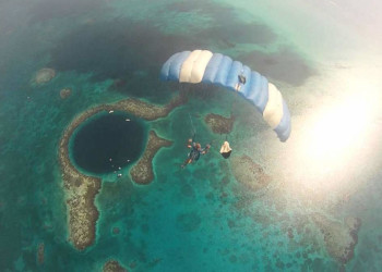 Сверху Большая голубая дыра похожа на драгоценный сапфир – фотографии Белиза