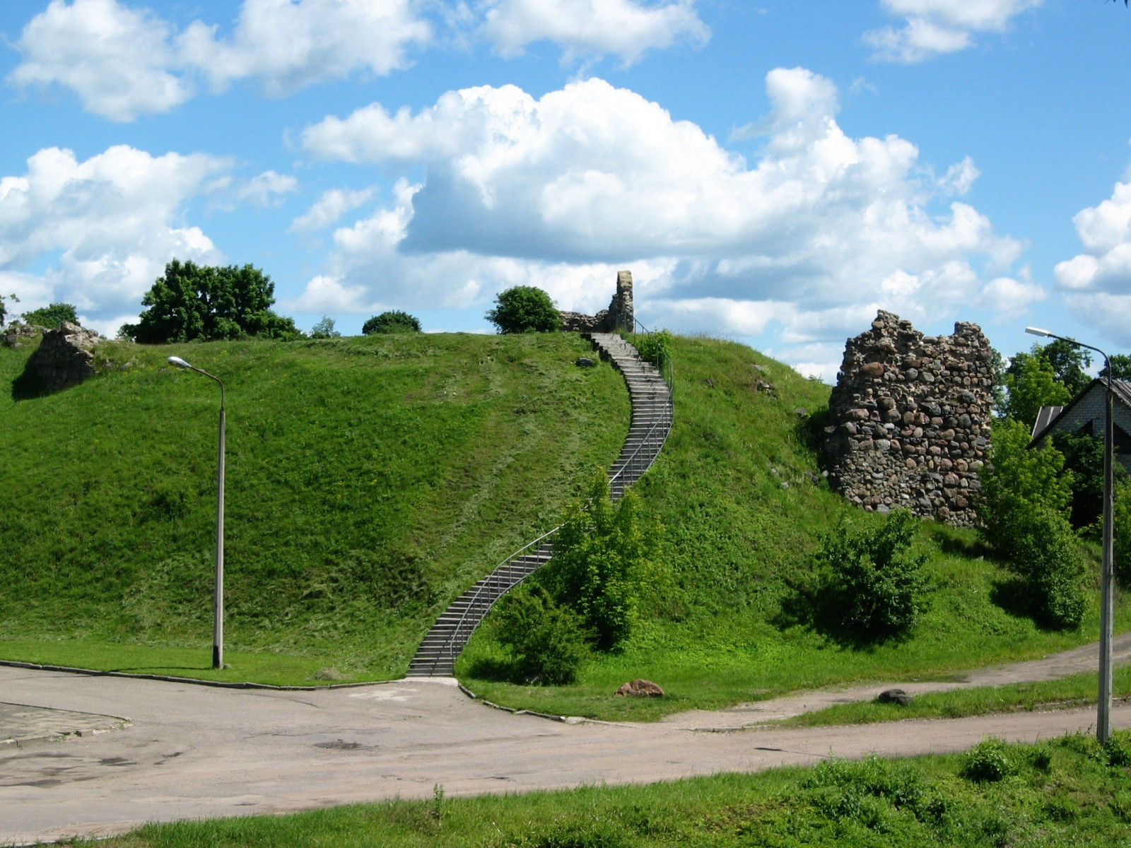Развалины древнего замка (Ruins of the Rēzekne castle) в Резекне – фотографии Латвии