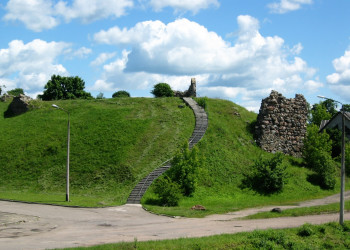 Развалины древнего замка (Ruins of the Rēzekne castle) в Резекне – фотографии Латвии