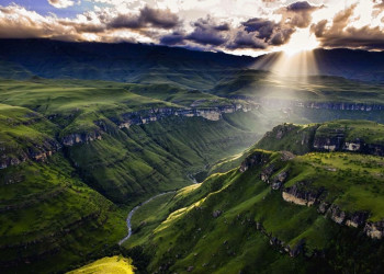Драконовы горы (Drakensberg) расположены на стыке 3х африканских государств: Лесото, Свазиленд и ЮАР – фотографии ЮАР