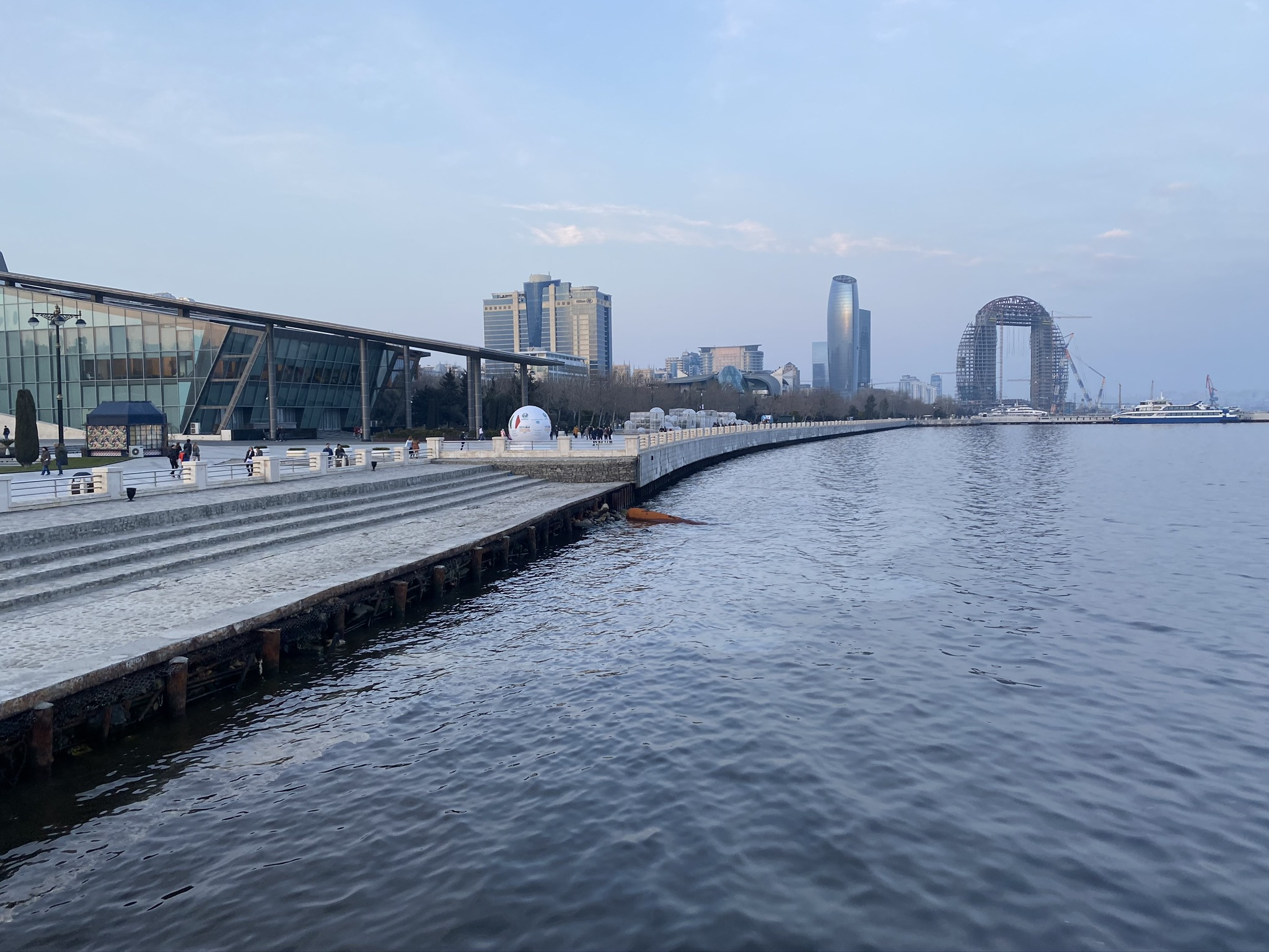 Вид с воды на набережную Баку – фотографии Азербайджана