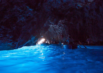 Голубой грот — это естественное явление, при котором морская вода отражается от солнечного света – фотографии Хорватии