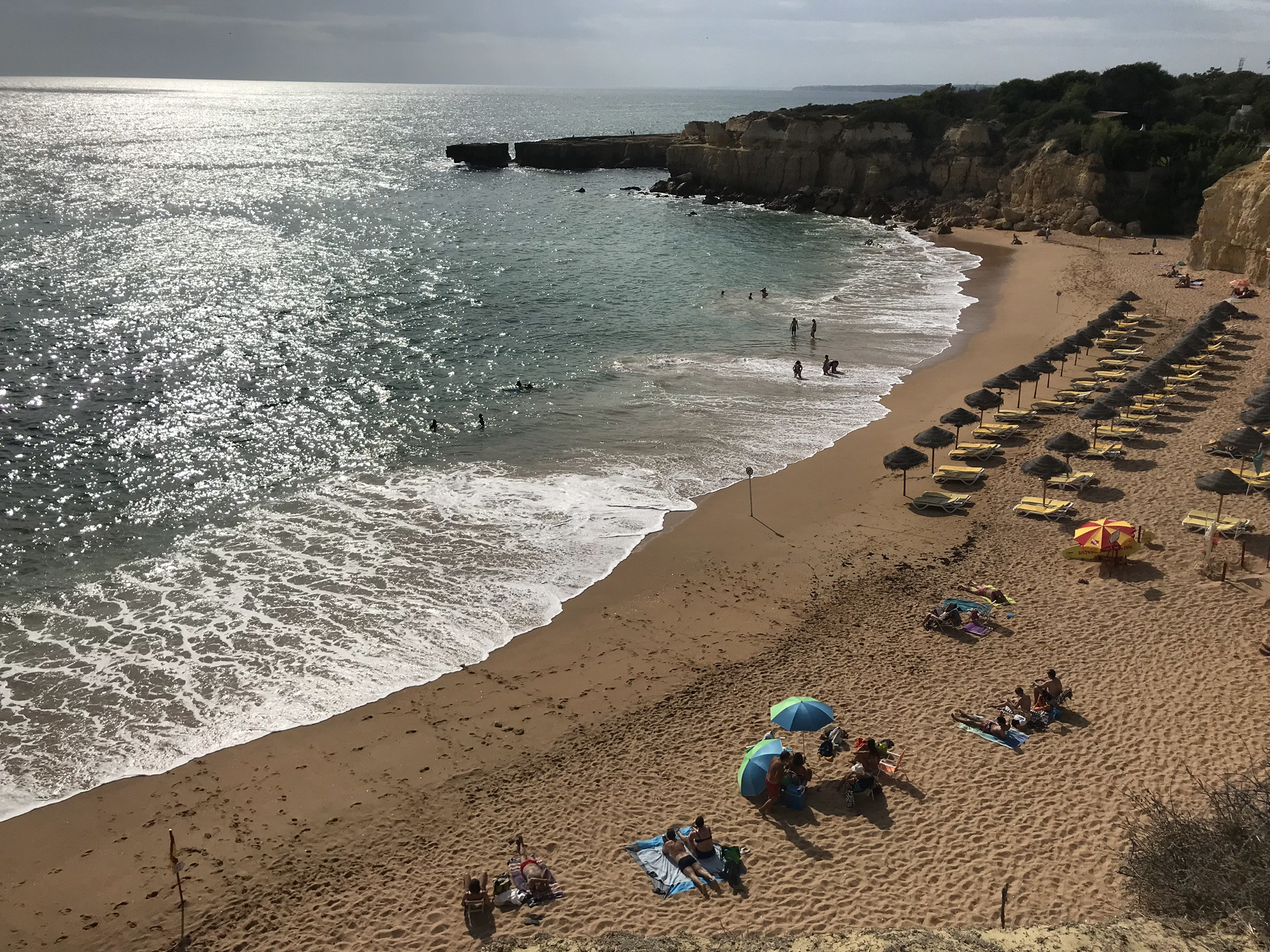 Пляж Praia do Castelo в 7,5 км от Албуфейры, Португалия – фотографии Португалии