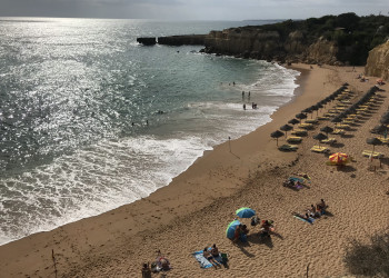Пляж Praia do Castelo в 7,5 км от Албуфейры, Португалия – фотографии Португалии