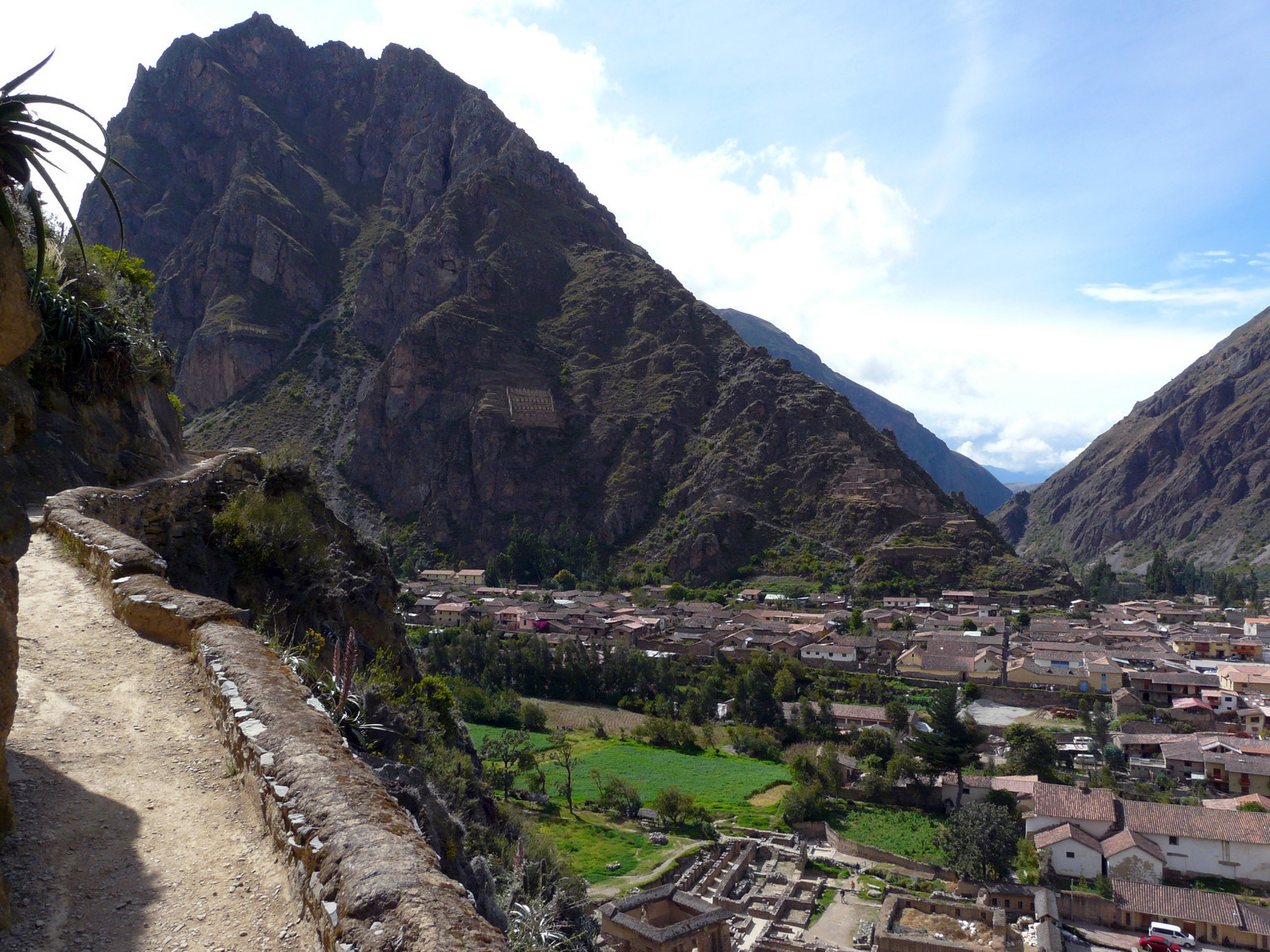 В центре крутого склона горы виднеются Зернохранилища Инков – фотографии Перу