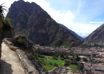 В центре крутого склона горы виднеются Зернохранилища Инков – фотографии Перу
