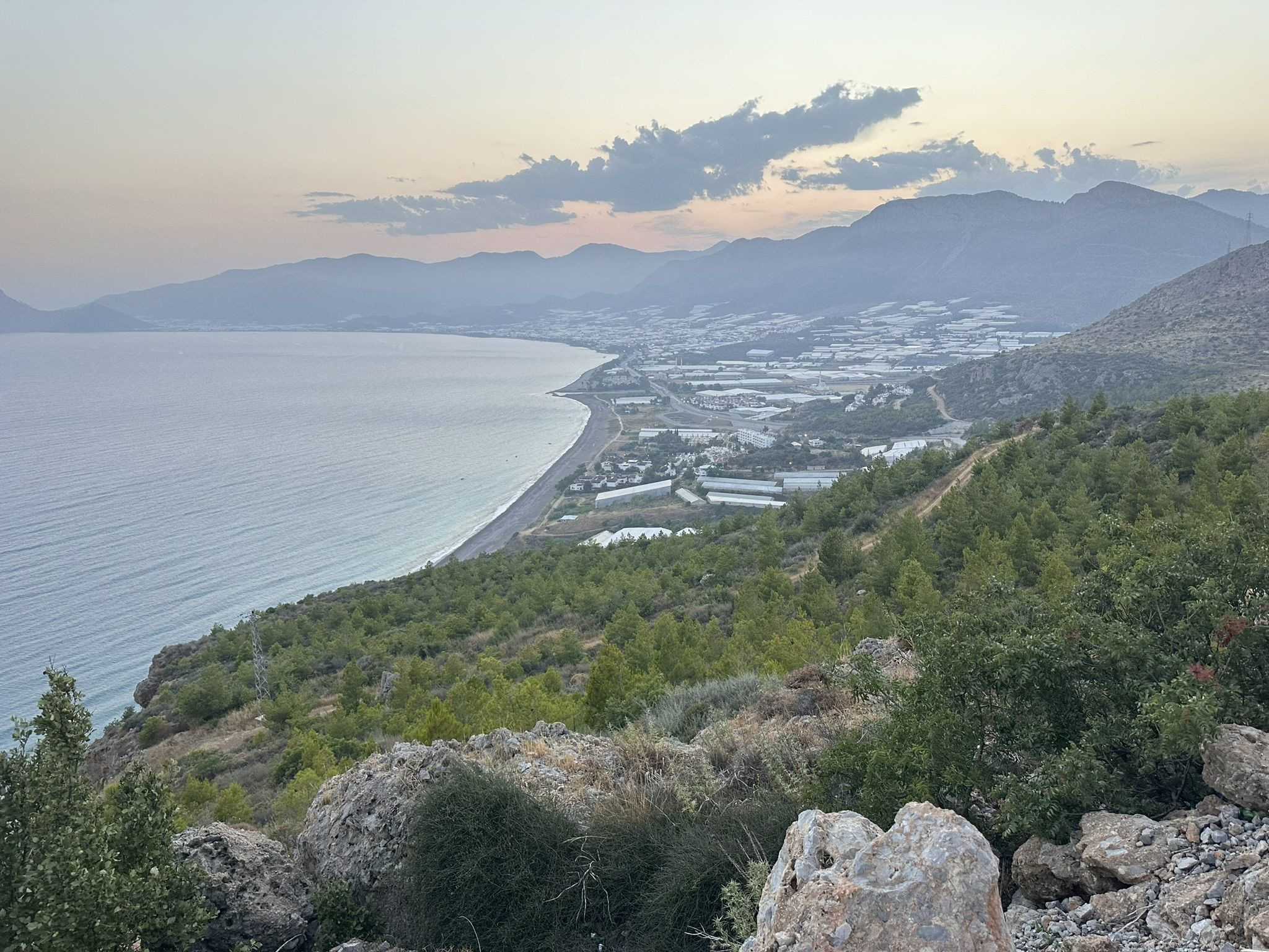 Вид на городок Tekeli, Bozyazı (Мерсин), лето 2024 – фотографии Турции