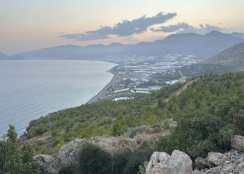 Вид на городок Tekeli, Bozyazı (Мерсин), лето 2024 – фотографии Турции