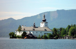 Замок Орт в дали. Аттерзее озеро Австрия – фотографии Австрии