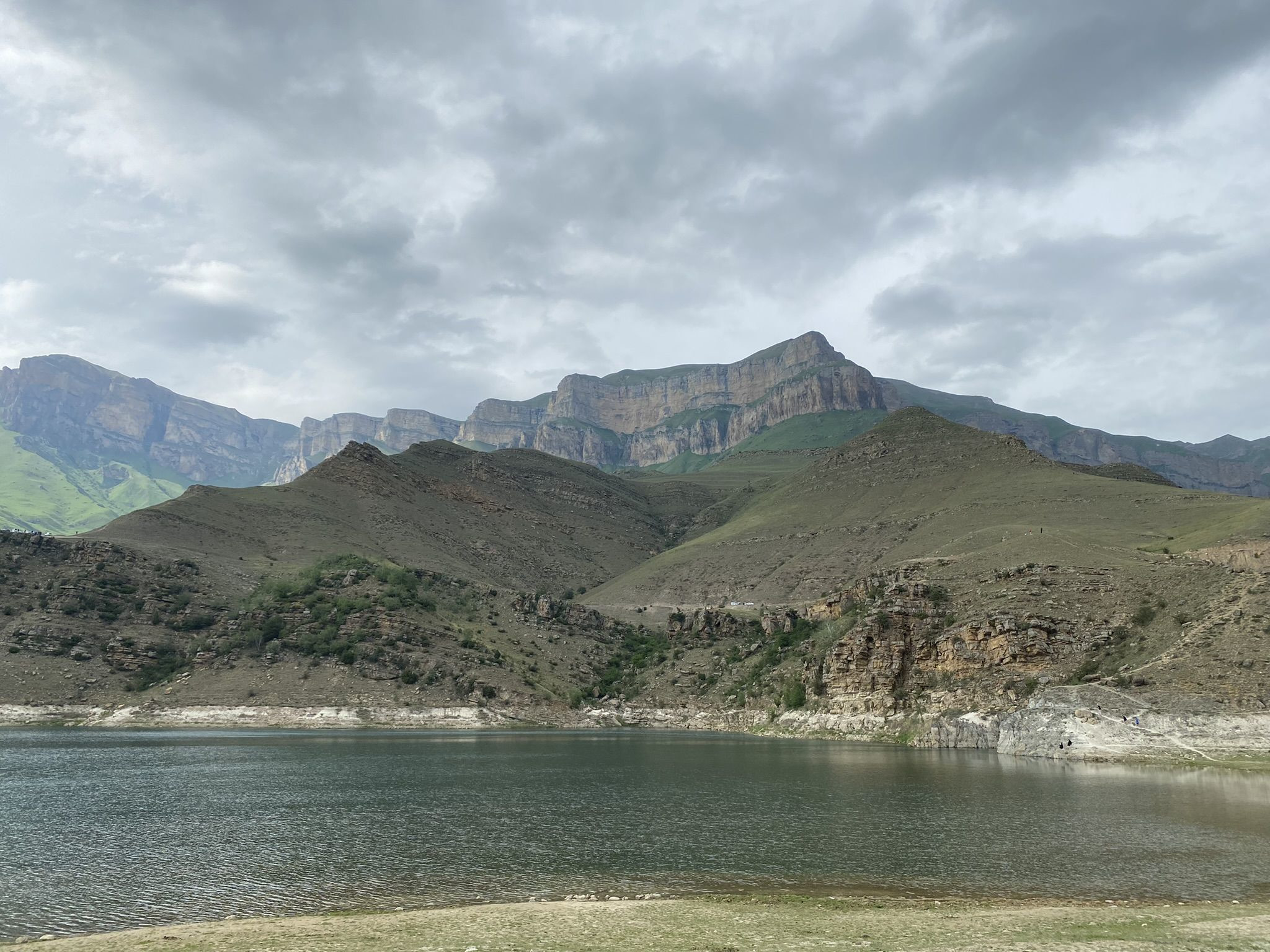 Горное искусственные озеро Гижгит, июнь 2022 – фотографии России