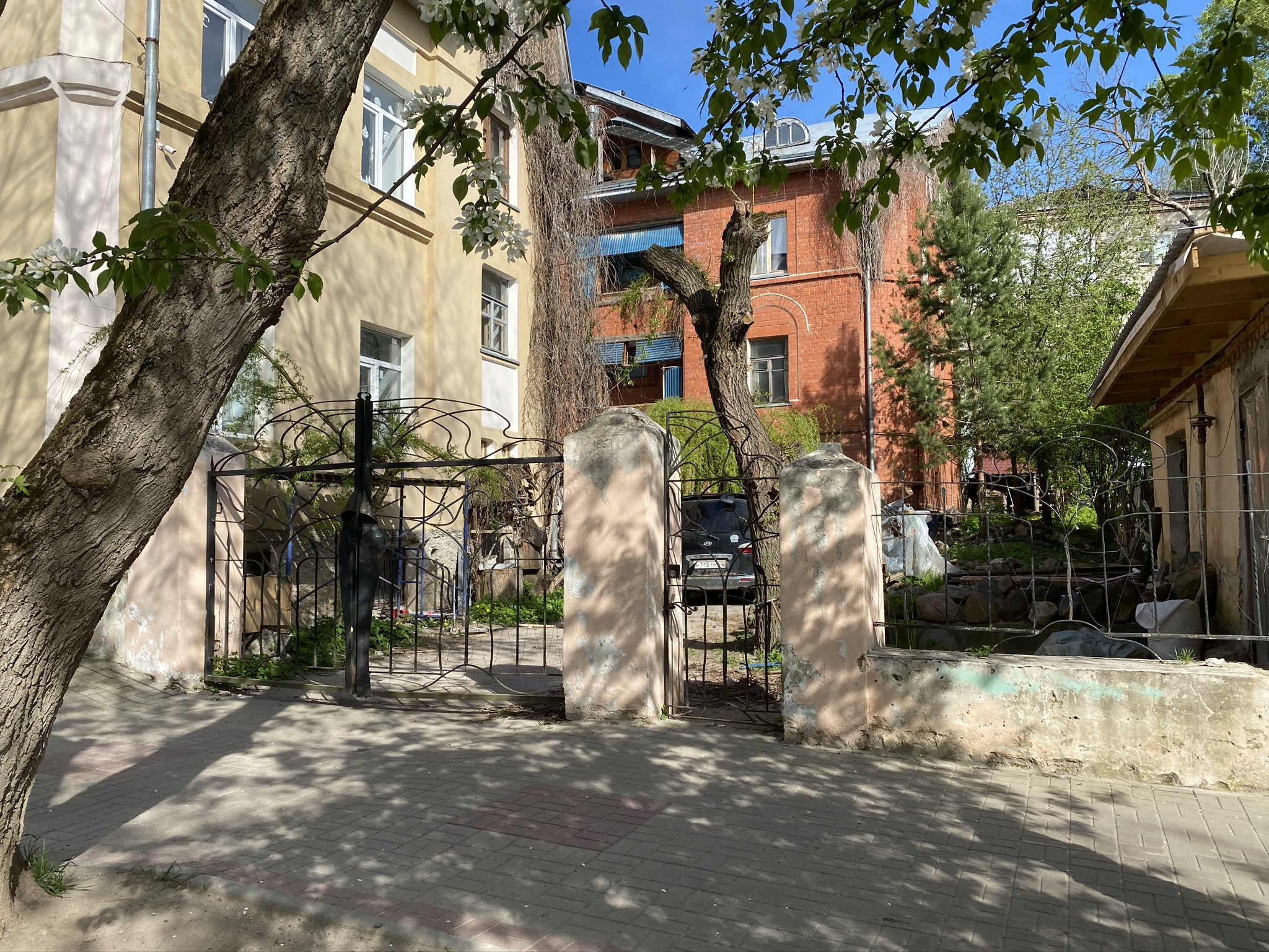 Красный ужасным дом Воскресенская улица – фотографии России