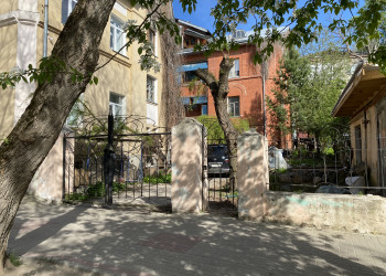 Красный ужасным дом Воскресенская улица – фотографии России