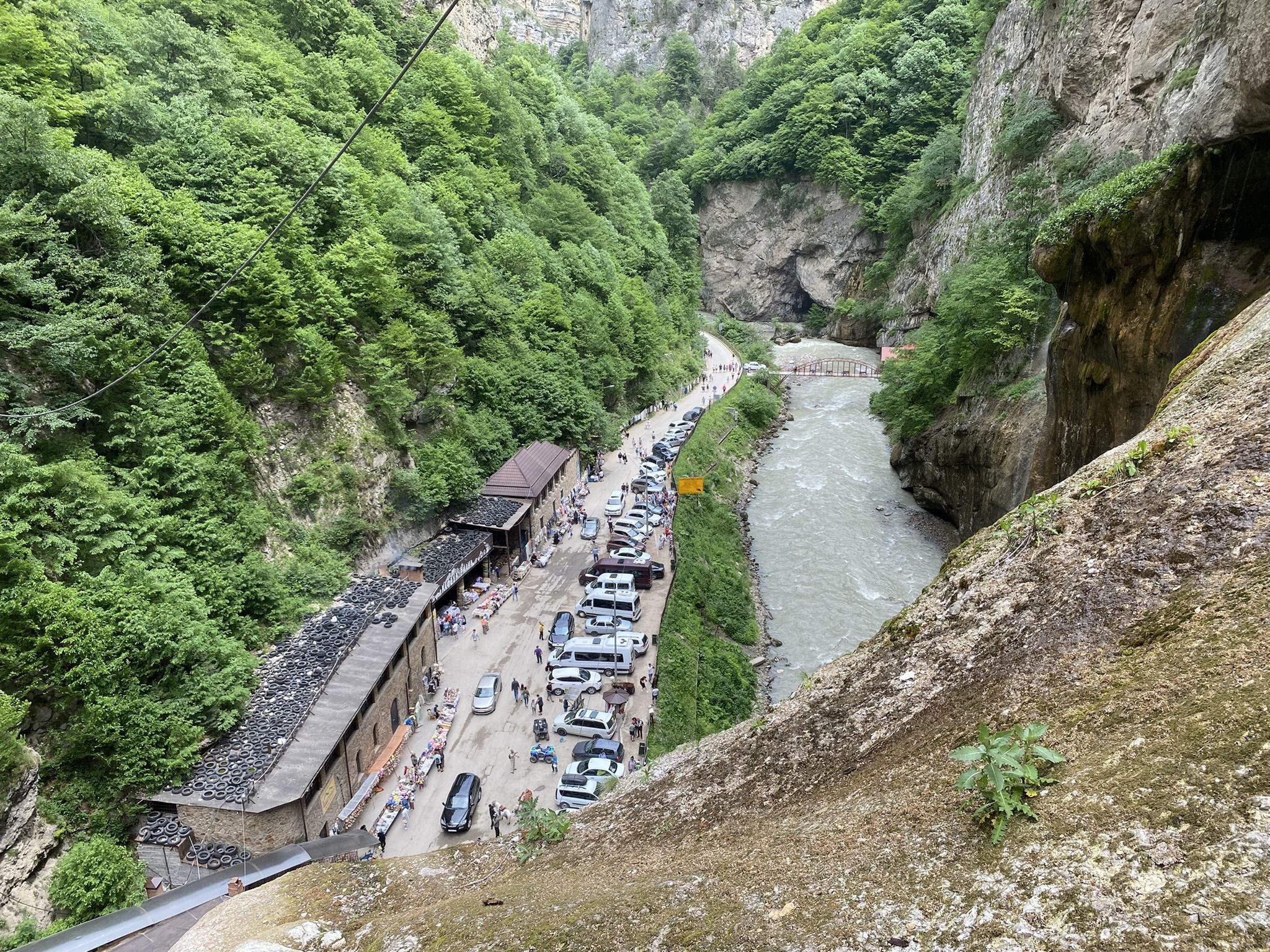 Вид на Чегемское ущелье со смотровой площадки – фотографии России