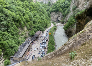 Вид на Чегемское ущелье со смотровой площадки – фотографии России