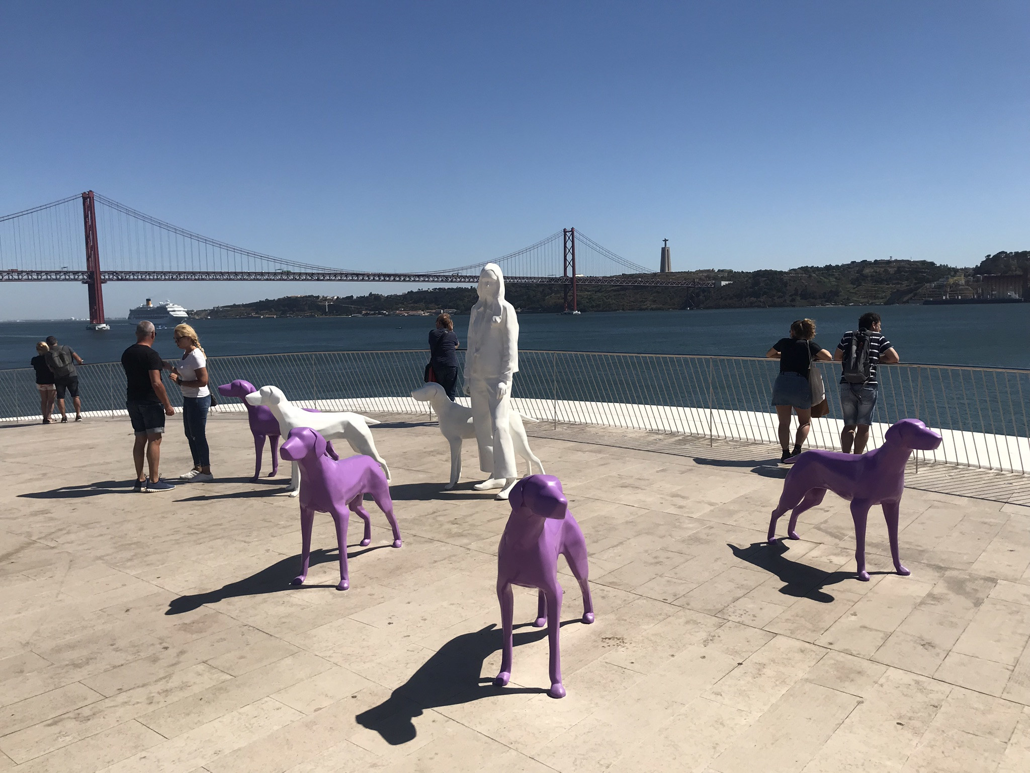 Скульптурная композиция на крыше Maat museum в Лиссабоне – фотографии Португалии