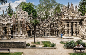 Сперва появляется восточный фасад здания: бассейн, водопад и, наконец, - Дворец почтальона Шеваля – фотографии Франции