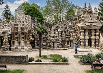 Сперва появляется восточный фасад здания: бассейн, водопад и, наконец, - Дворец почтальона Шеваля – фотографии Франции