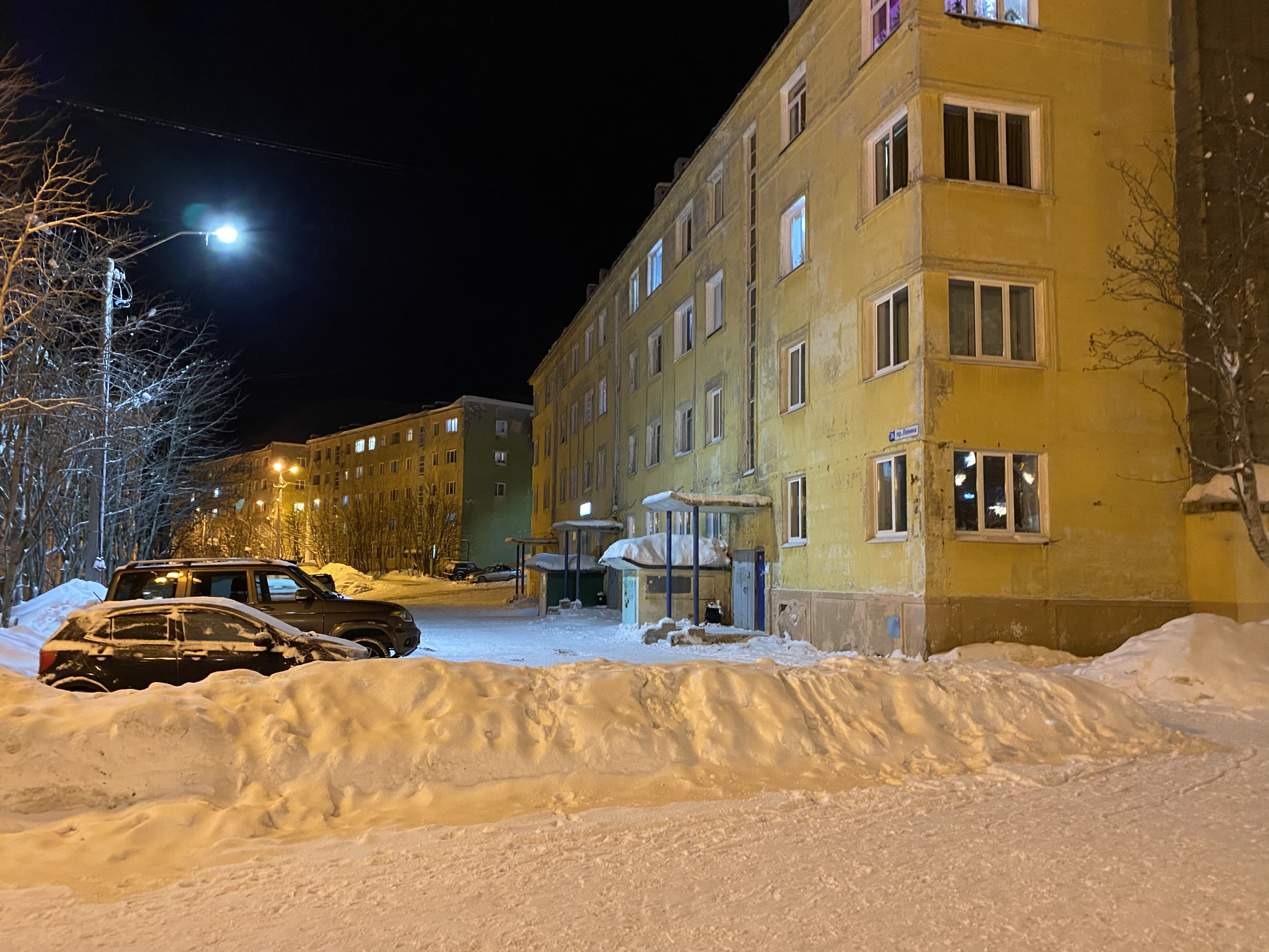 Жилые дома возле центральной площади Кировска – фотографии России