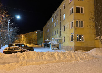 Жилые дома возле центральной площади Кировска – фотографии России