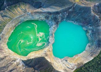 Вулканические озёра Келимуту (Kelimutu) Индонезии визуально кипят, поскольку газы выходят из вулкана – фотографии Индонезии