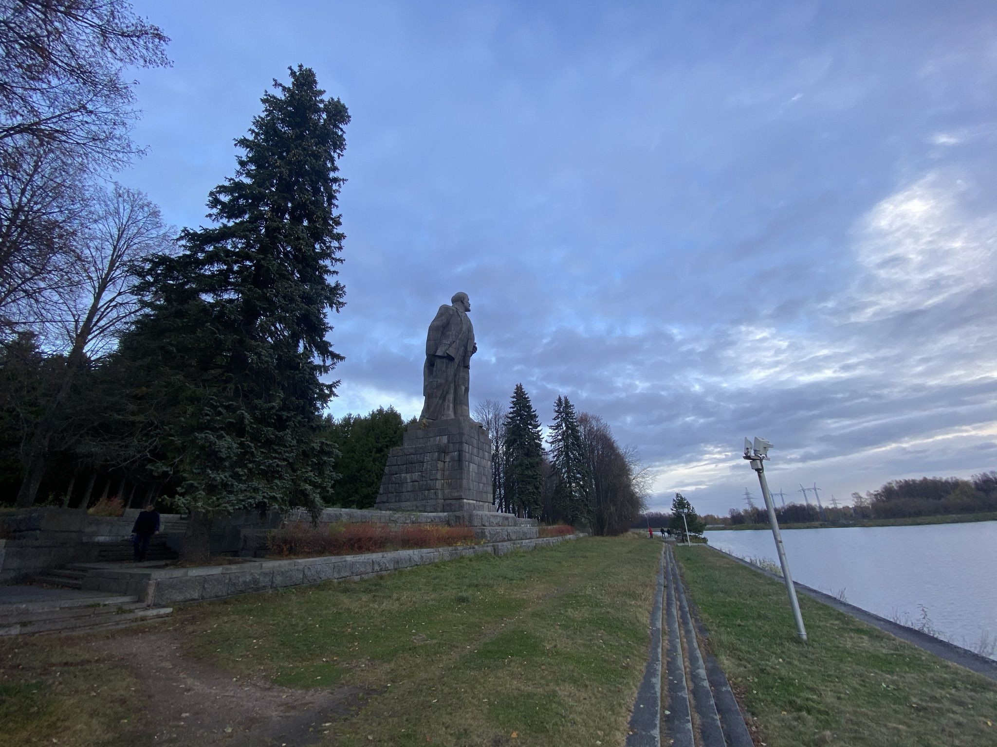 Памятник Ленину у входа в Канал имени Москвы – фотографии России
