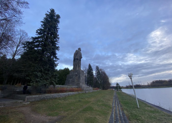 Памятник Ленину у входа в Канал имени Москвы – фотографии России