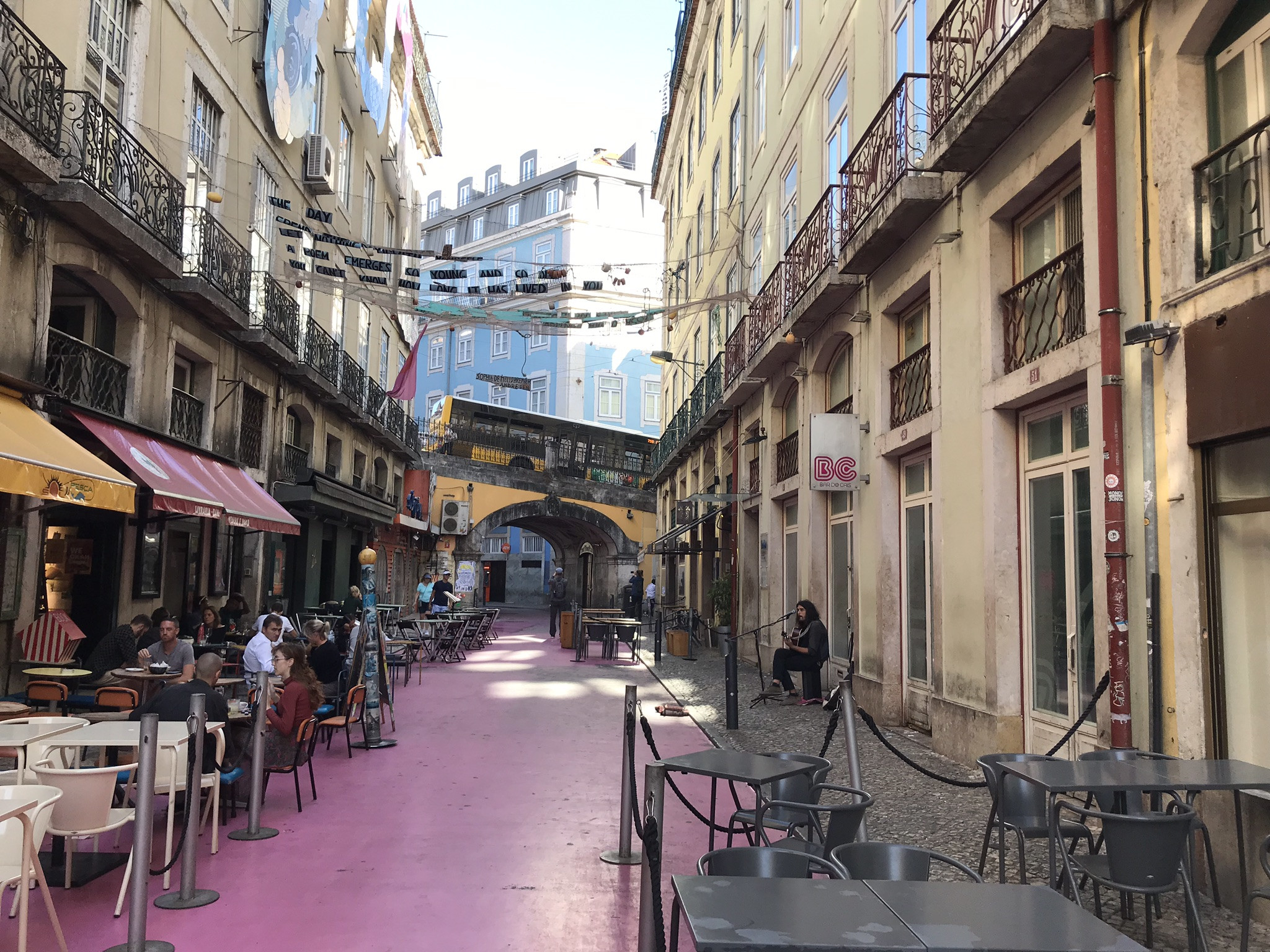 Прогулка по Лиссабону по старой его части с узкими улицами – фотографии Португалии