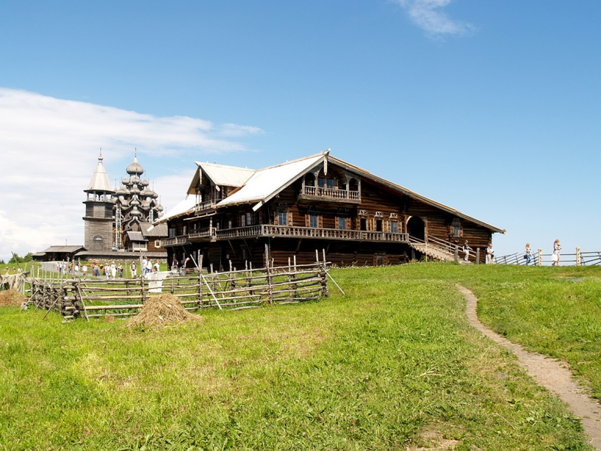 Архитектурный ансамбль Кижи в Карелии представляет собой несколько деревянных построек – фотографии России